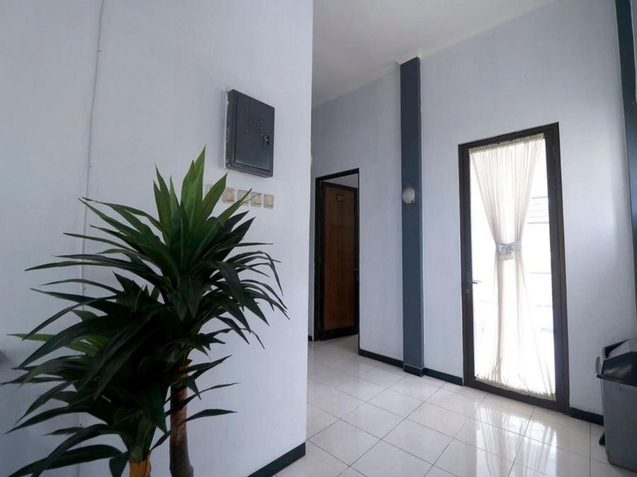 Hotel Reddoorz Plus Near Undip Tembalang à Semarang Extérieur photo