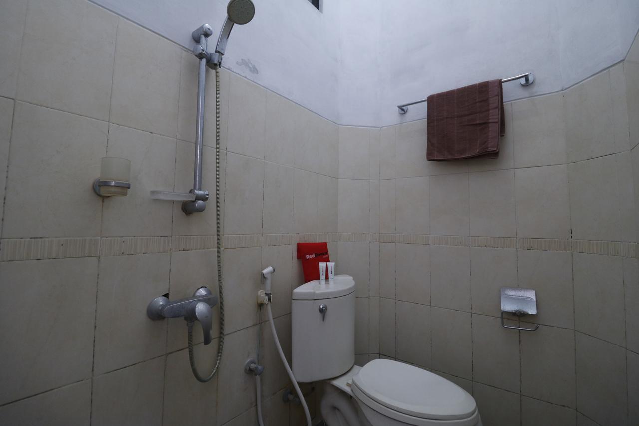 Hotel Reddoorz Plus Near Undip Tembalang à Semarang Extérieur photo