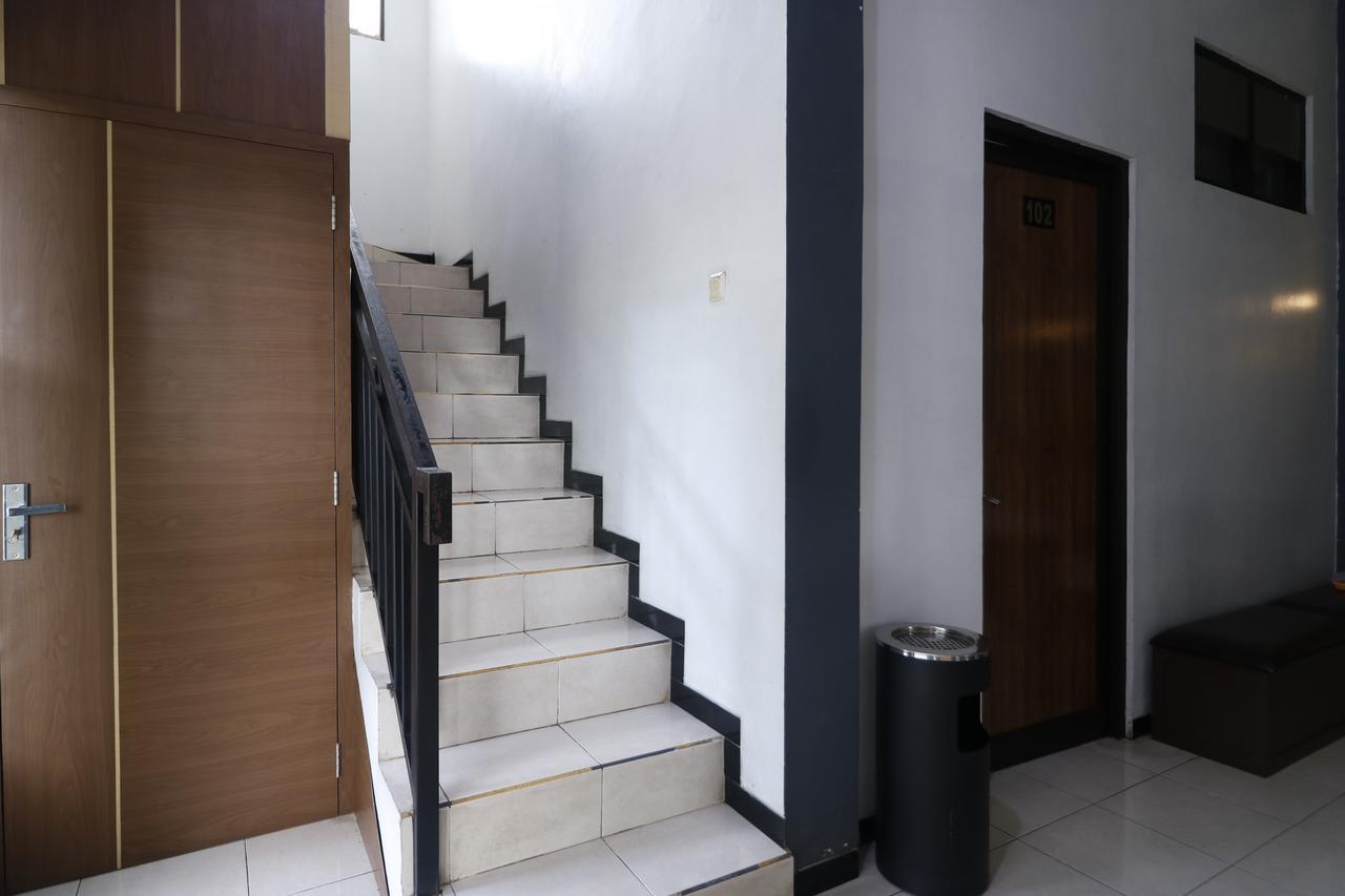 Hotel Reddoorz Plus Near Undip Tembalang à Semarang Extérieur photo